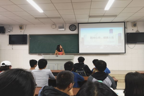 黄泳佳讲解此次活动的内容