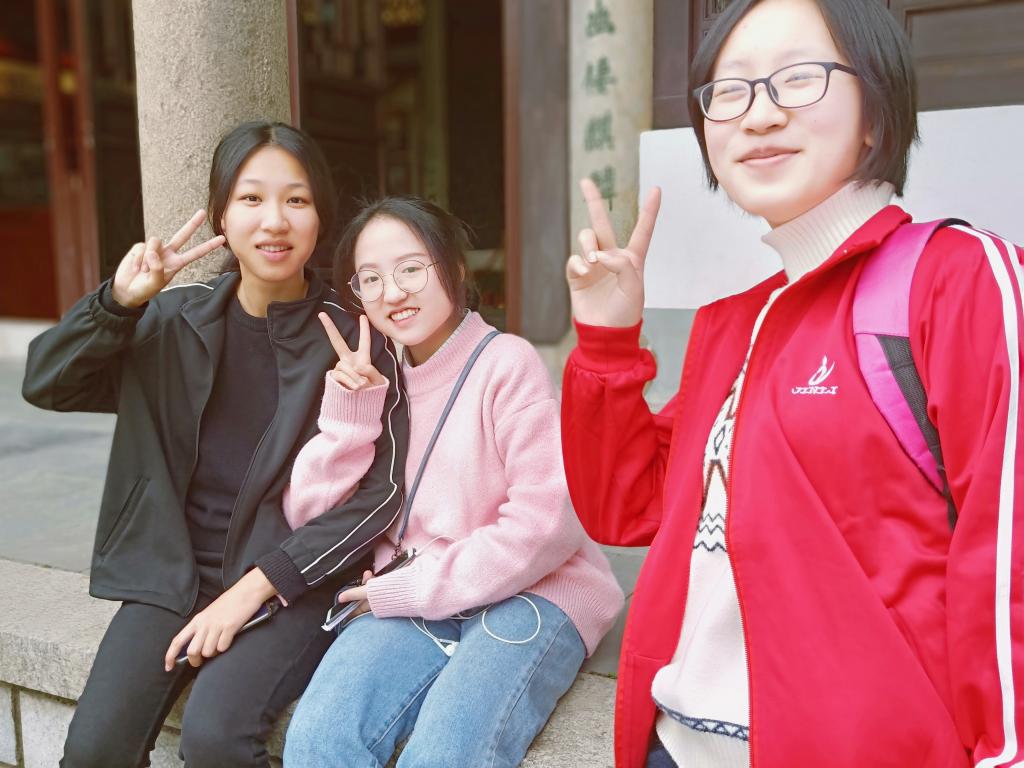 第三关守关者与闯关者合影留念