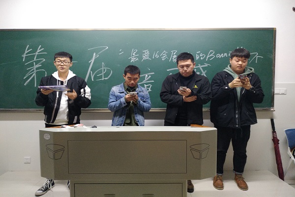 钟哲、李鑫泽、孙奇雄、成义同学在演唱