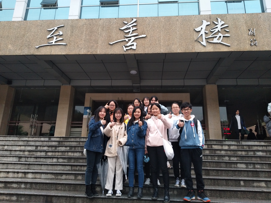 参与同学在至善楼前合影