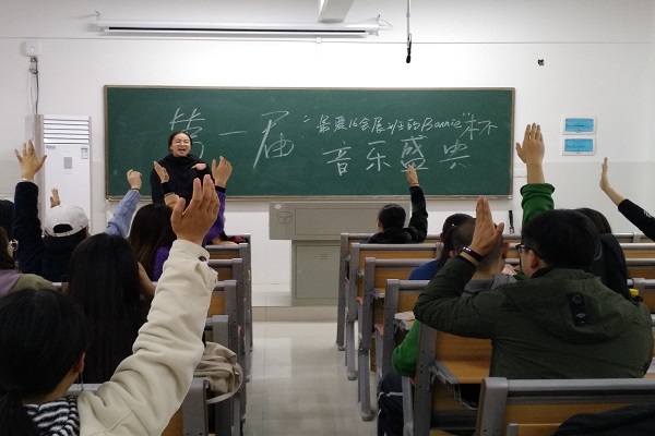 同学们积极参与抢唱