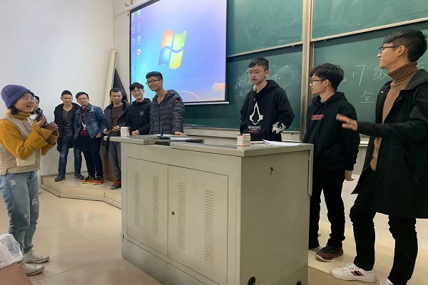 全体男生上台参与游戏