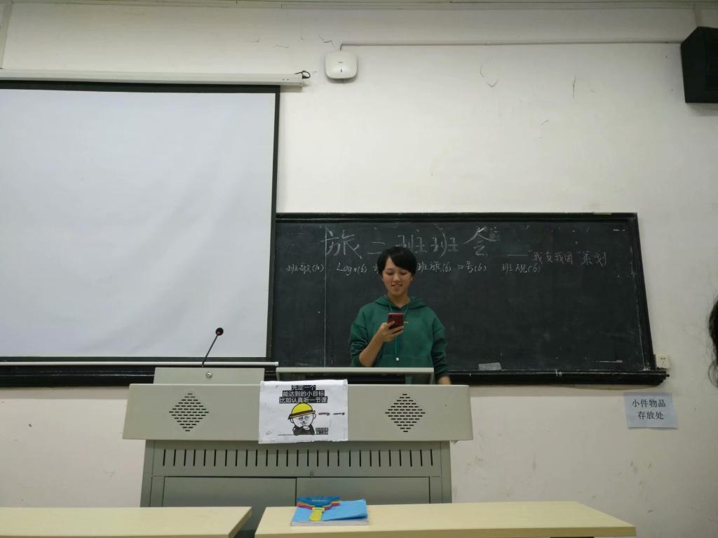 班长罗薇茜为同学讲解本次活动