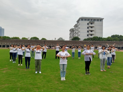 全体同学齐唱团歌