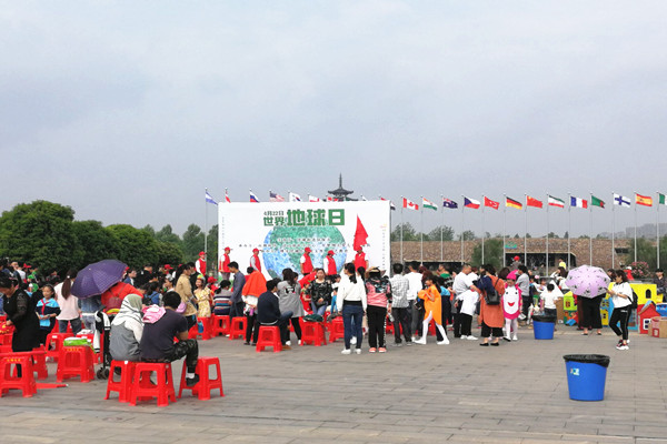会展班志愿者于洋湖公园广场集合