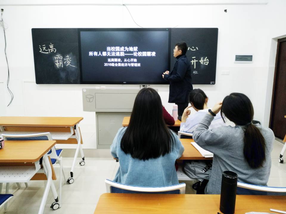 李鑫泽在讲解