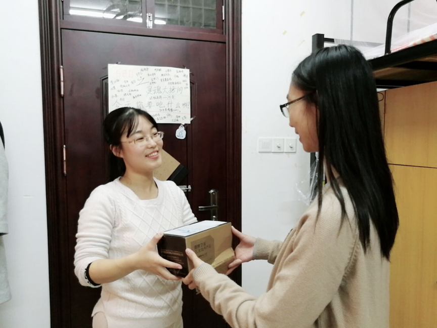 志愿者为同学取件