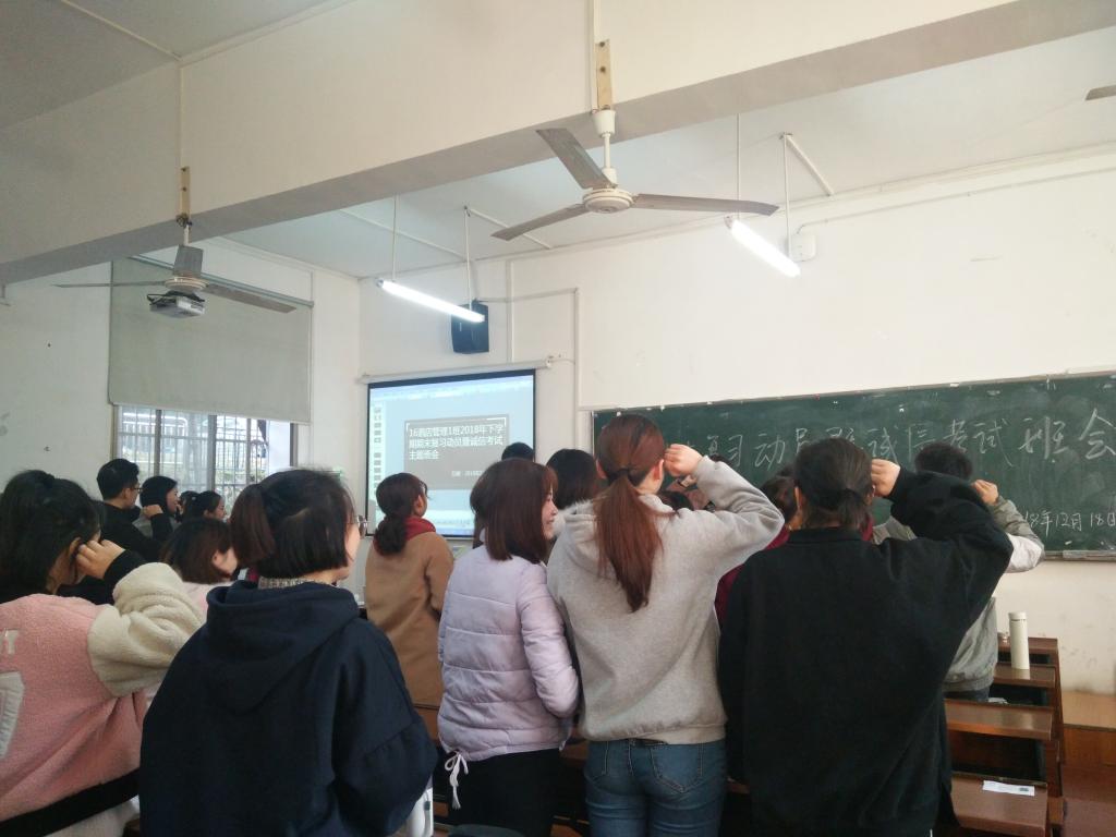 同学们一起宣誓