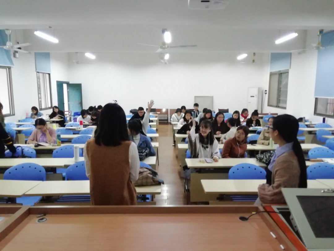 旅游管理班学生积极举手抢答