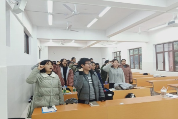 同学们宣读考试诚信承诺书