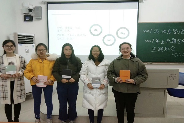 给优秀同学颁奖