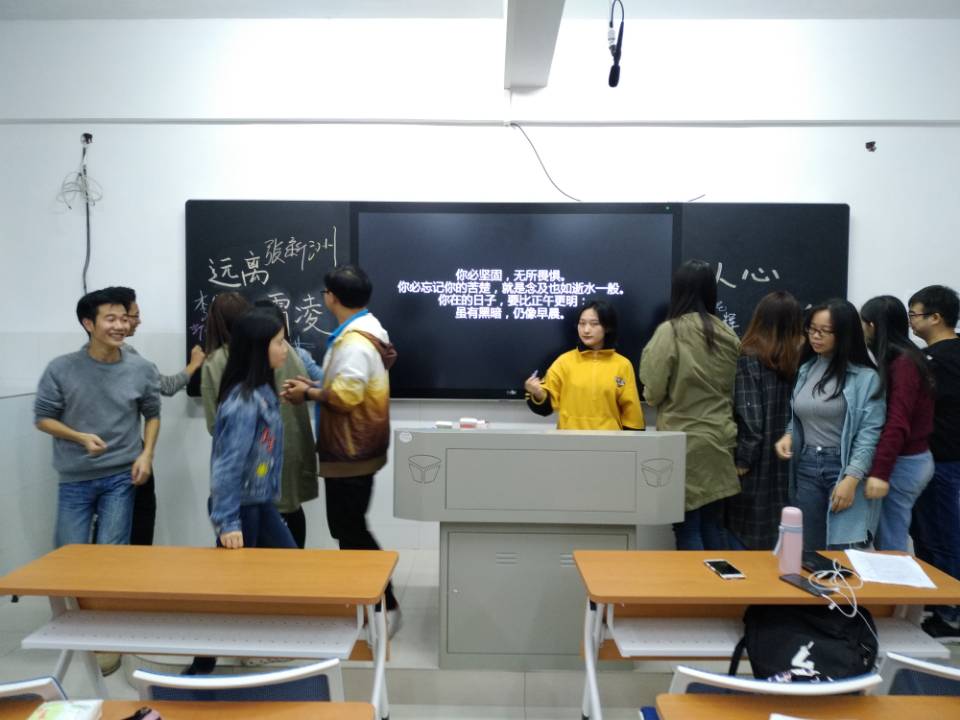全班在签字