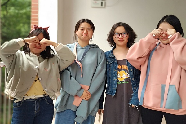 同学们带妆合影,呼吁大家一起保护大象