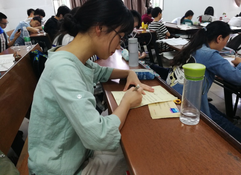 志愿者用心写信