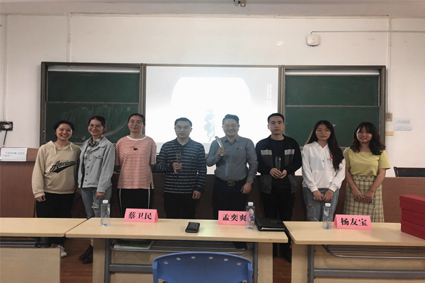 主要负责人与老师合影留念