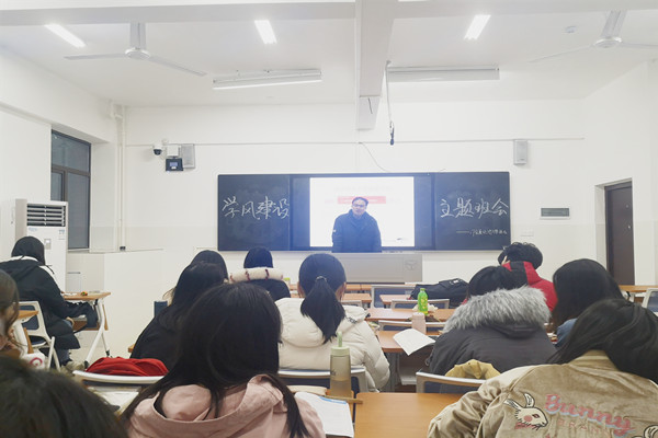 辅导员邓从亮班会发言