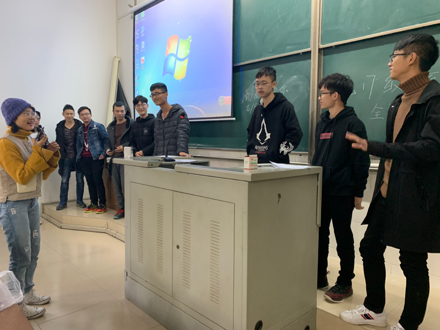 班委给男同学们交代游戏规则