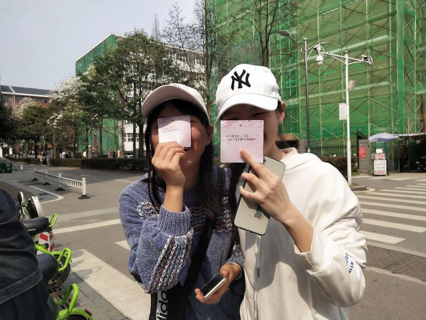 同学们在拿到通关纸条后十分开心