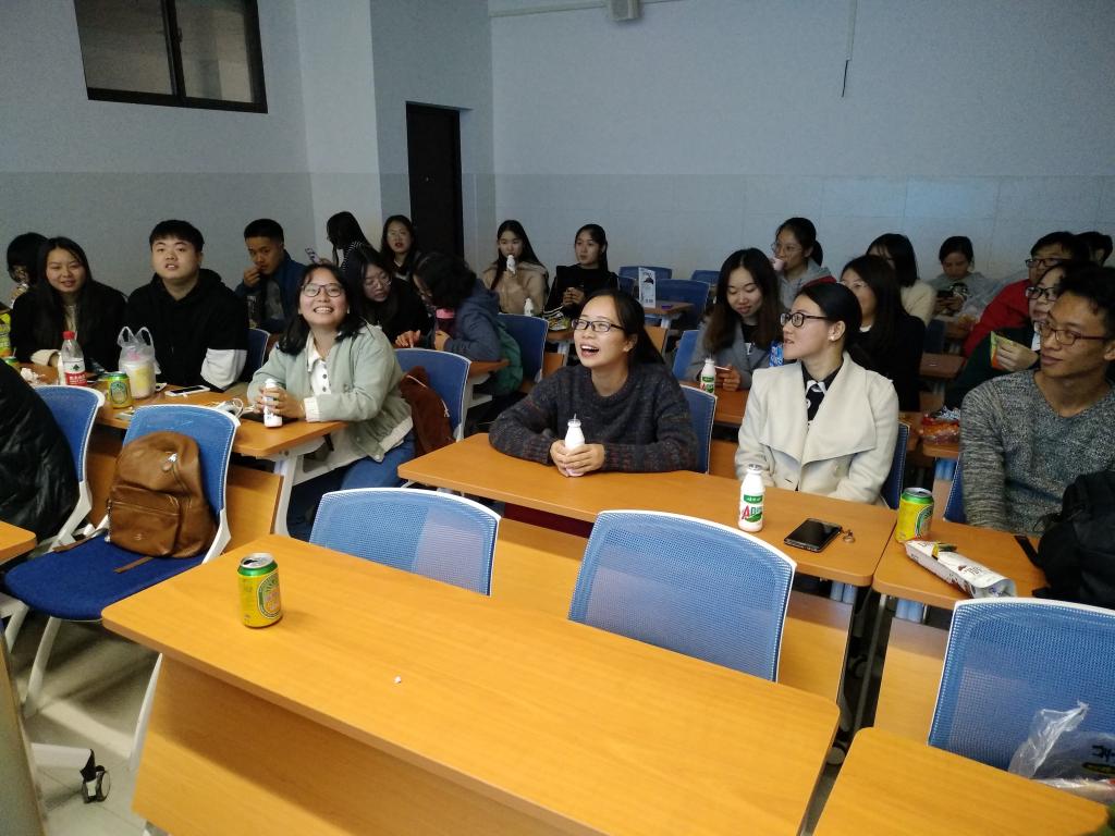 同学们观看表演