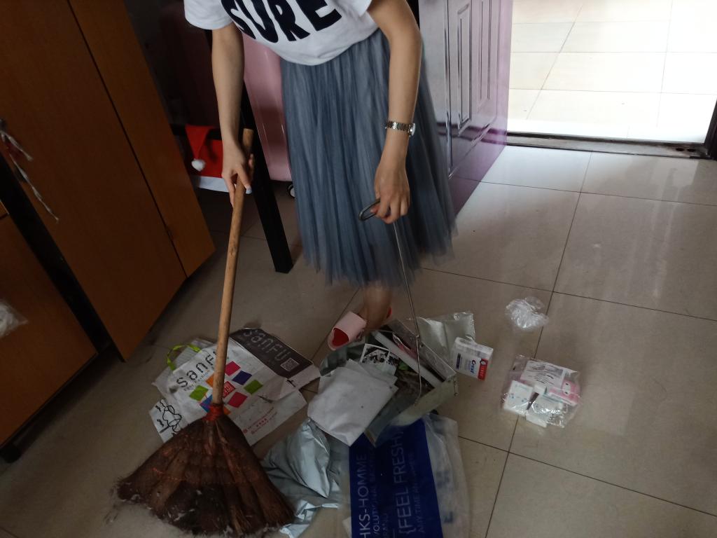志愿者在打扫卫生