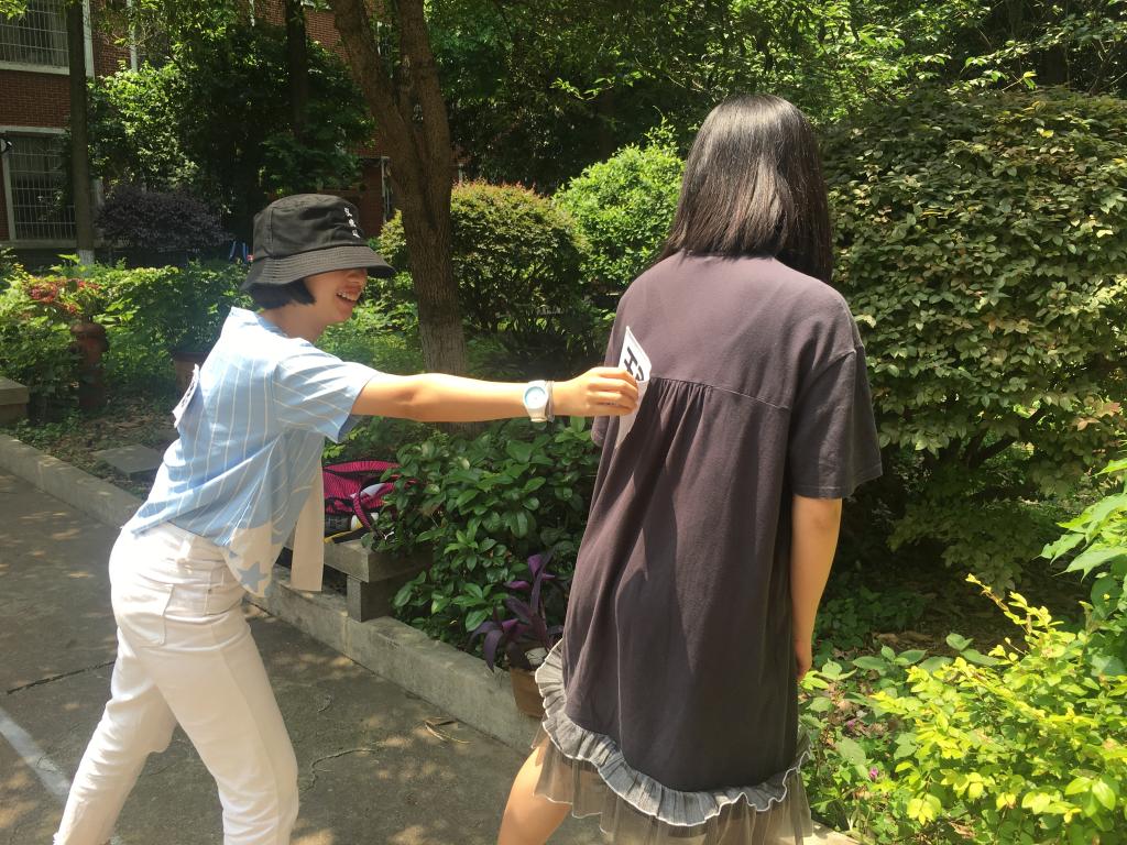 撕名牌游戏中