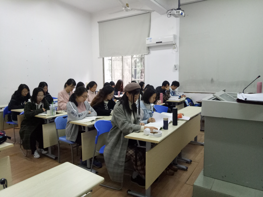 同学们准备朗诵比赛中