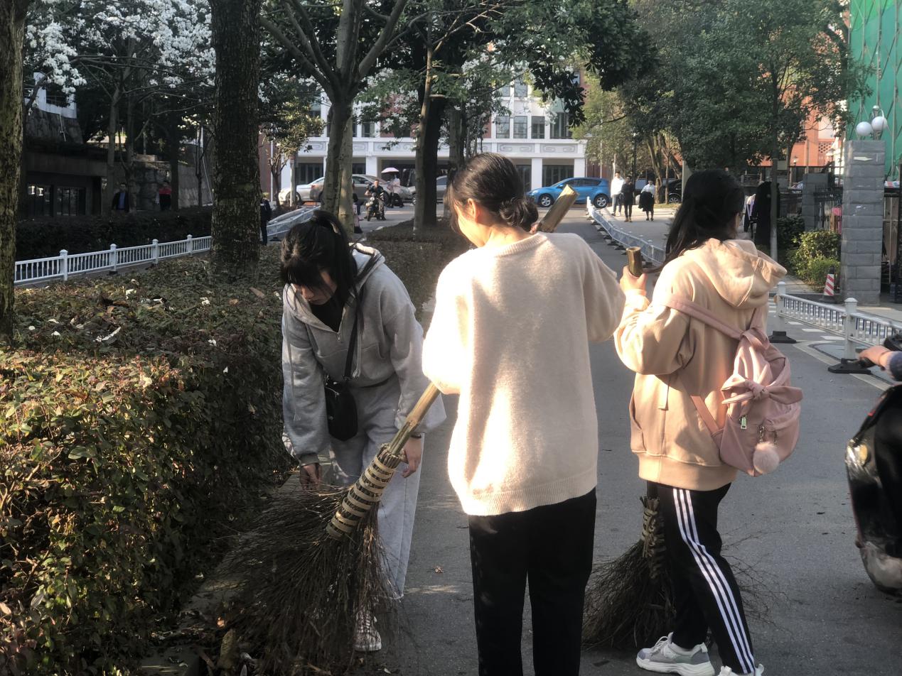 同学们清扫木兰路