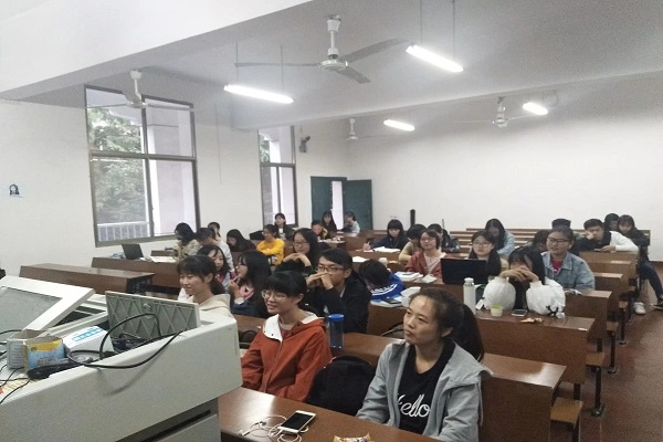 全体同学积极参与班级会议