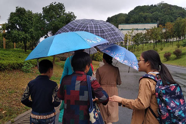 志愿者上前咨询游客是否需要帮助