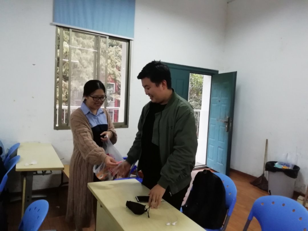 团支书为答对问题的学生颁发小奖品