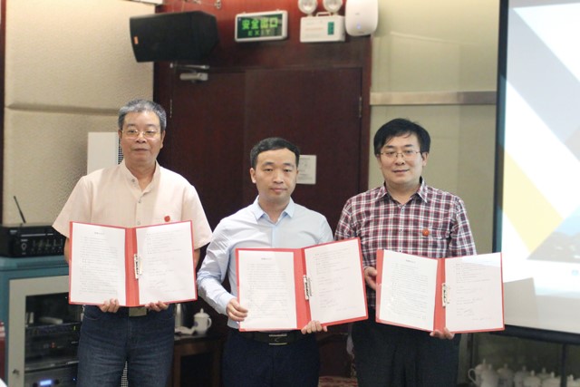 (图为湖南师范大学副校长周俊武教授、宏博教育刘丁杰董事长、湖南师范大学学生工作部向发意部长在“宏博·文明使者”道德风尚奖学金捐赠签约仪式上的合影)