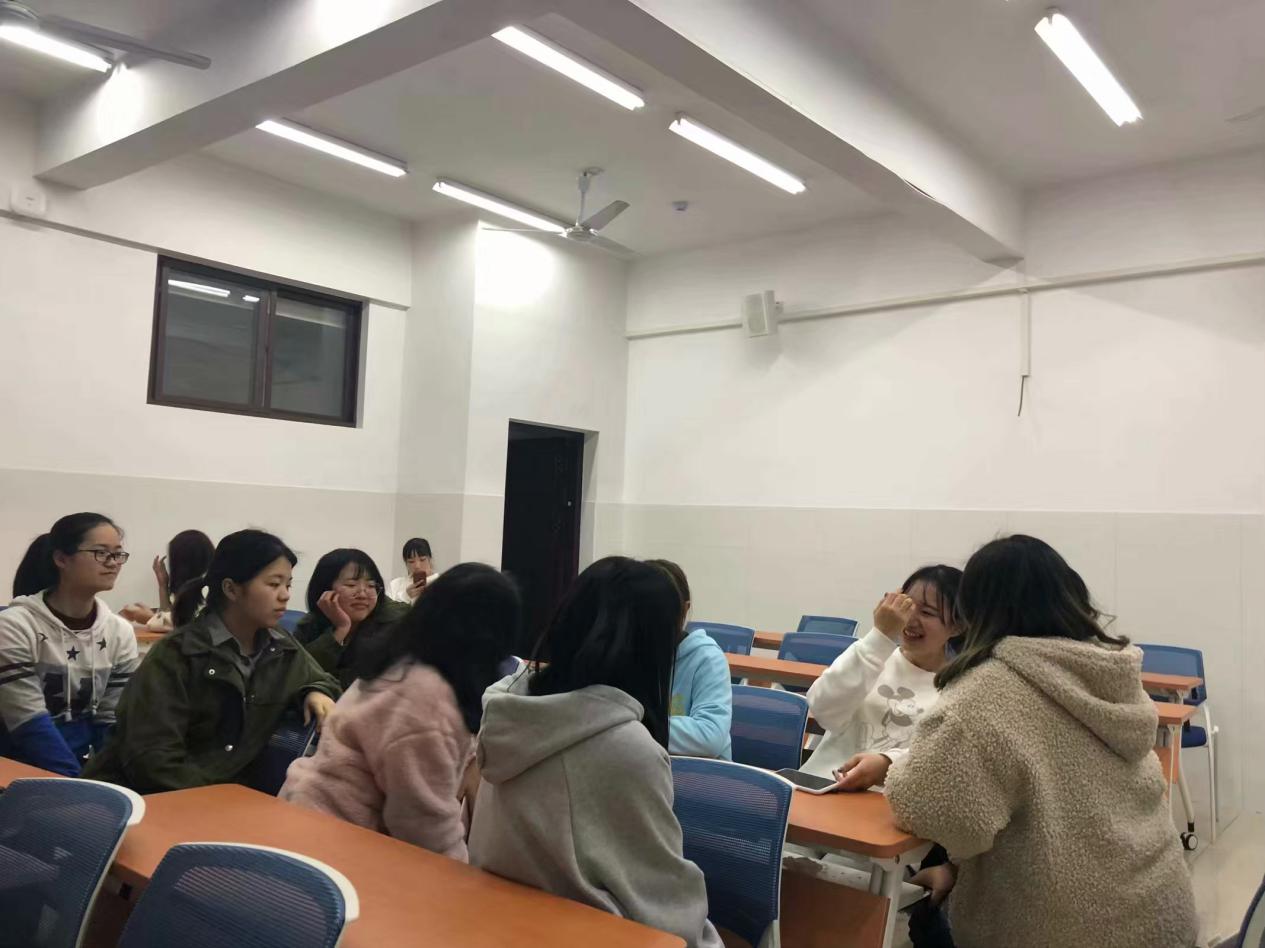 班委们在讨论
