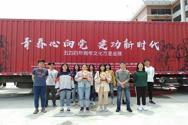 同学们参观“时光列车”后合影