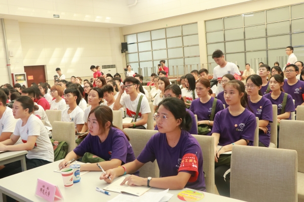 学员们认真听课
