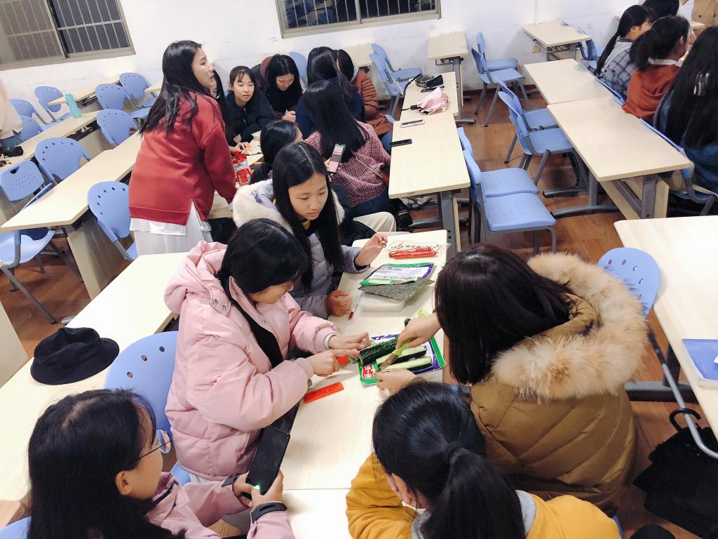 同学们亲手制作寿司
