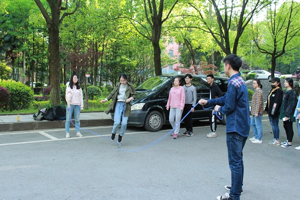 同学们在练习