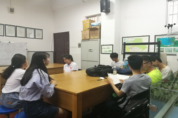 小组进行会谈会分享
