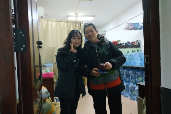 志愿者将礼物赠与宿管