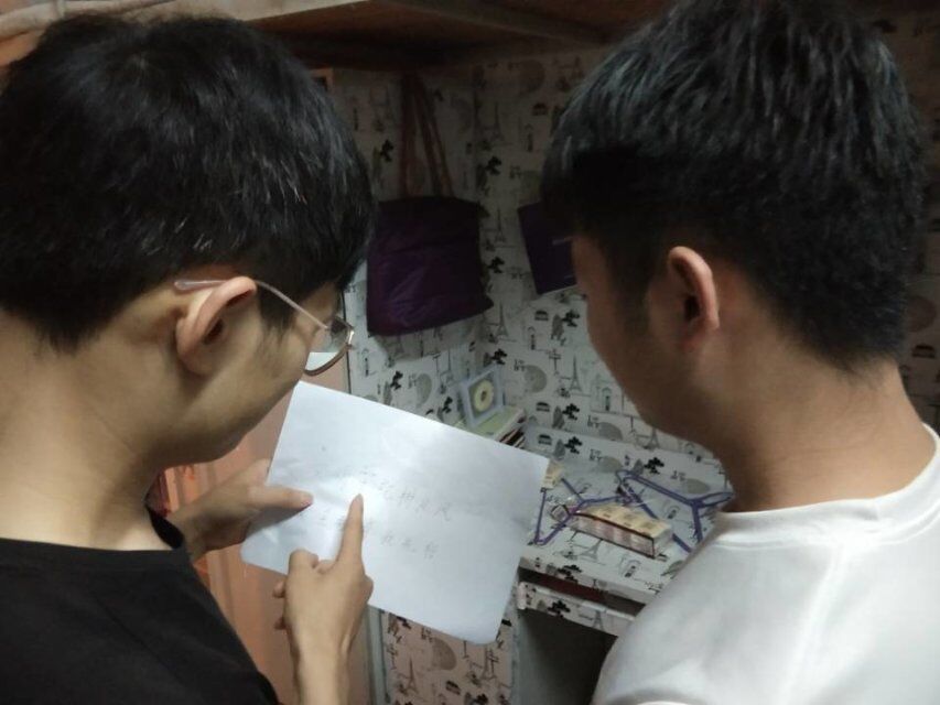 志愿者在学生宿舍向同学讲解校园安全知识