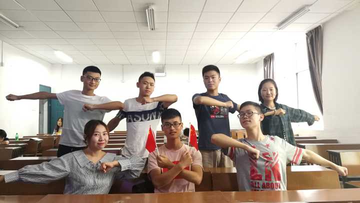 2017级旅游管理班代表与国旗的合影