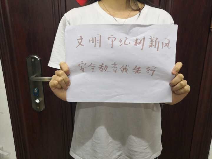 志愿者宣读志愿标语口号