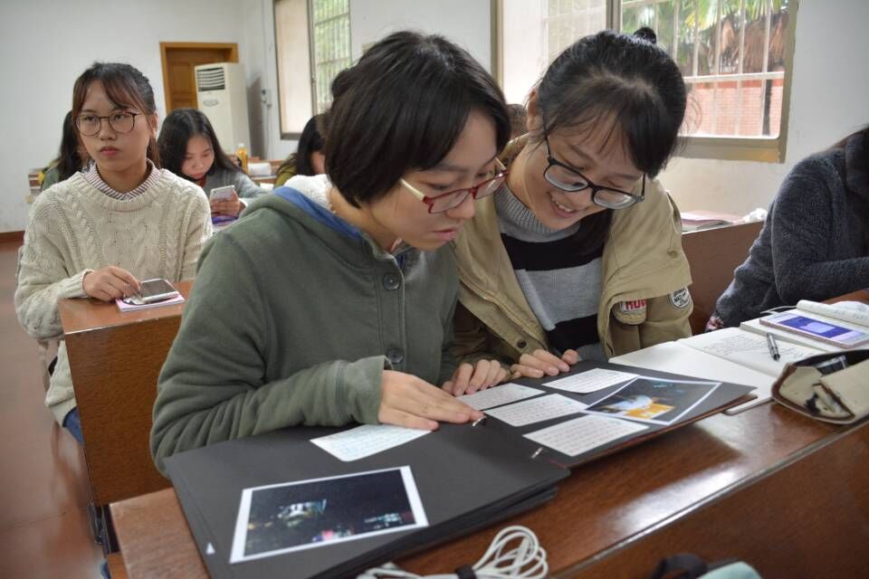 班级同学传阅“幸福相册”