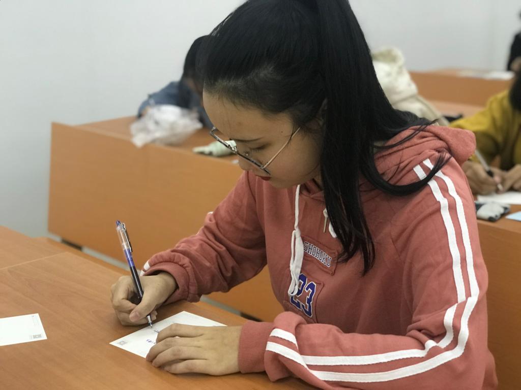 班上同学书写明信片