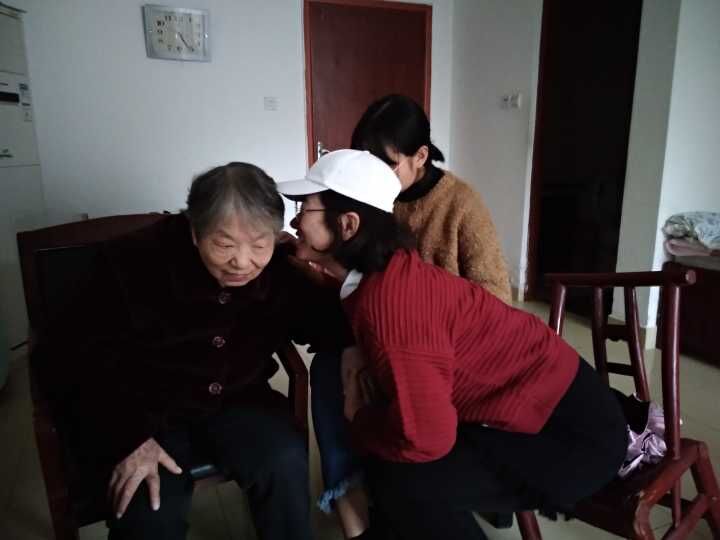 志愿者与老人谈心