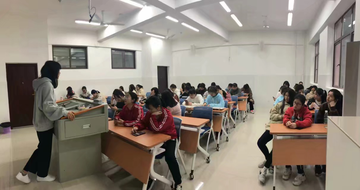 班长邱丽华发言