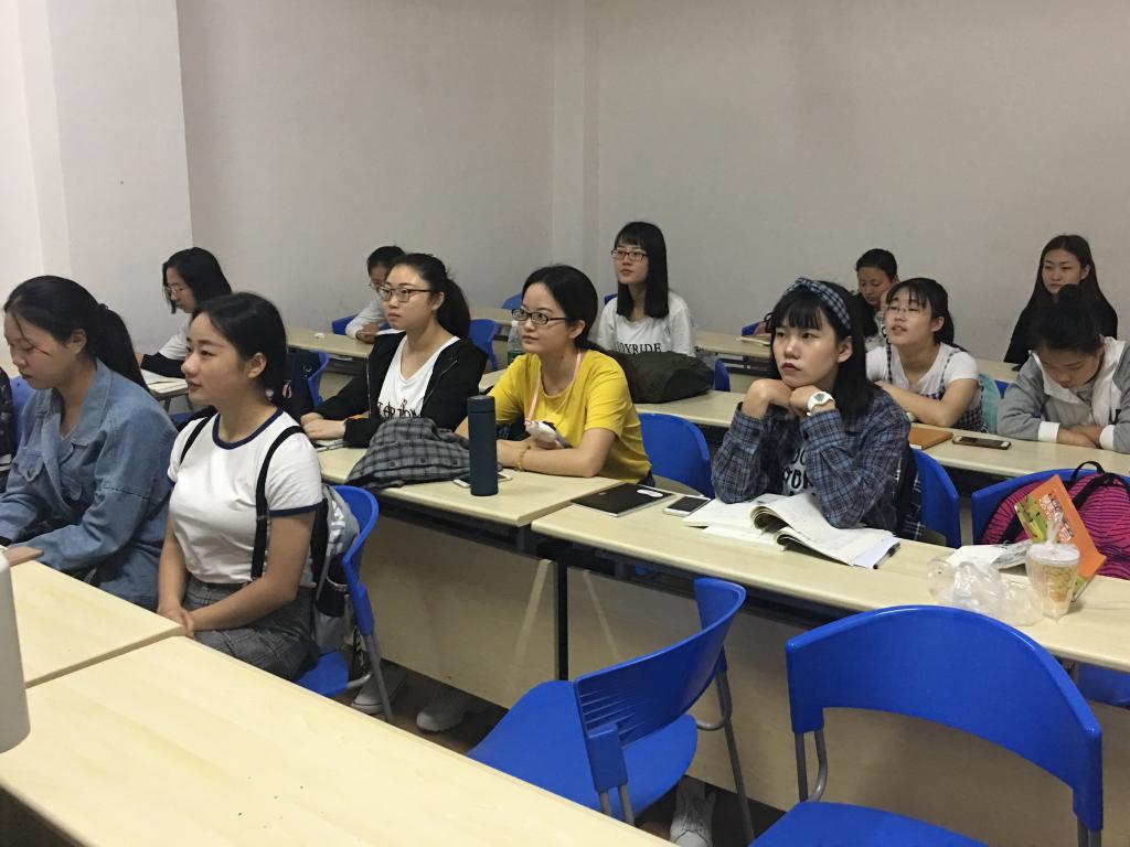 同学认真听讲