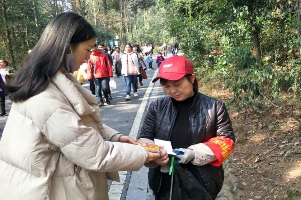 志愿者将礼物送予岳麓山环卫工人