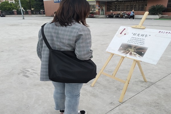 班级同学仔细参观主题展览(图片来源中国青年报)