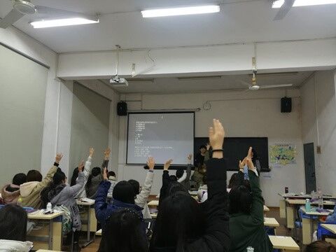 参与活动的同学们开始抢答