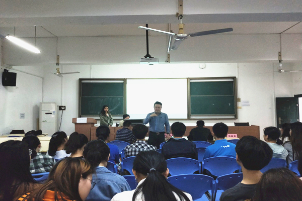 孟奕爽副教授解答同学问题